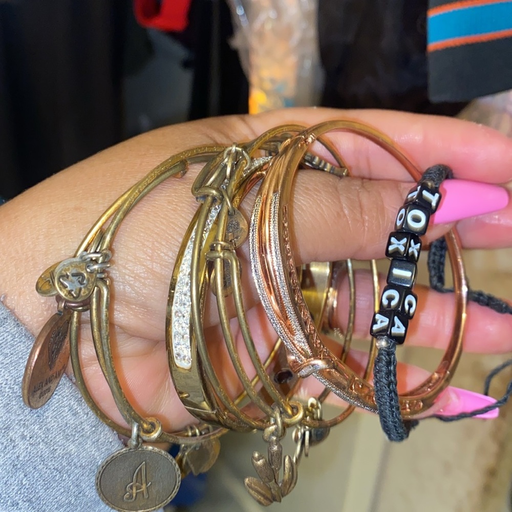 7 piece bundle bracelets - Picture 3 of 11